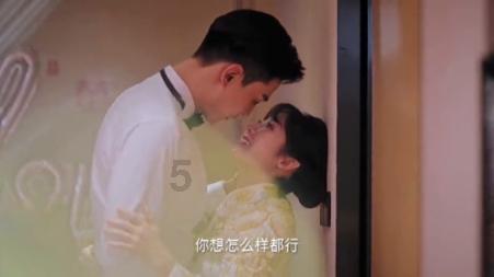 黑颈鹤在阳光下觅食神态悠闲惹人关注